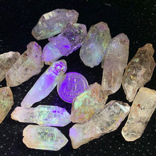 Load image into Gallery viewer, Rough Petroleum Quartz